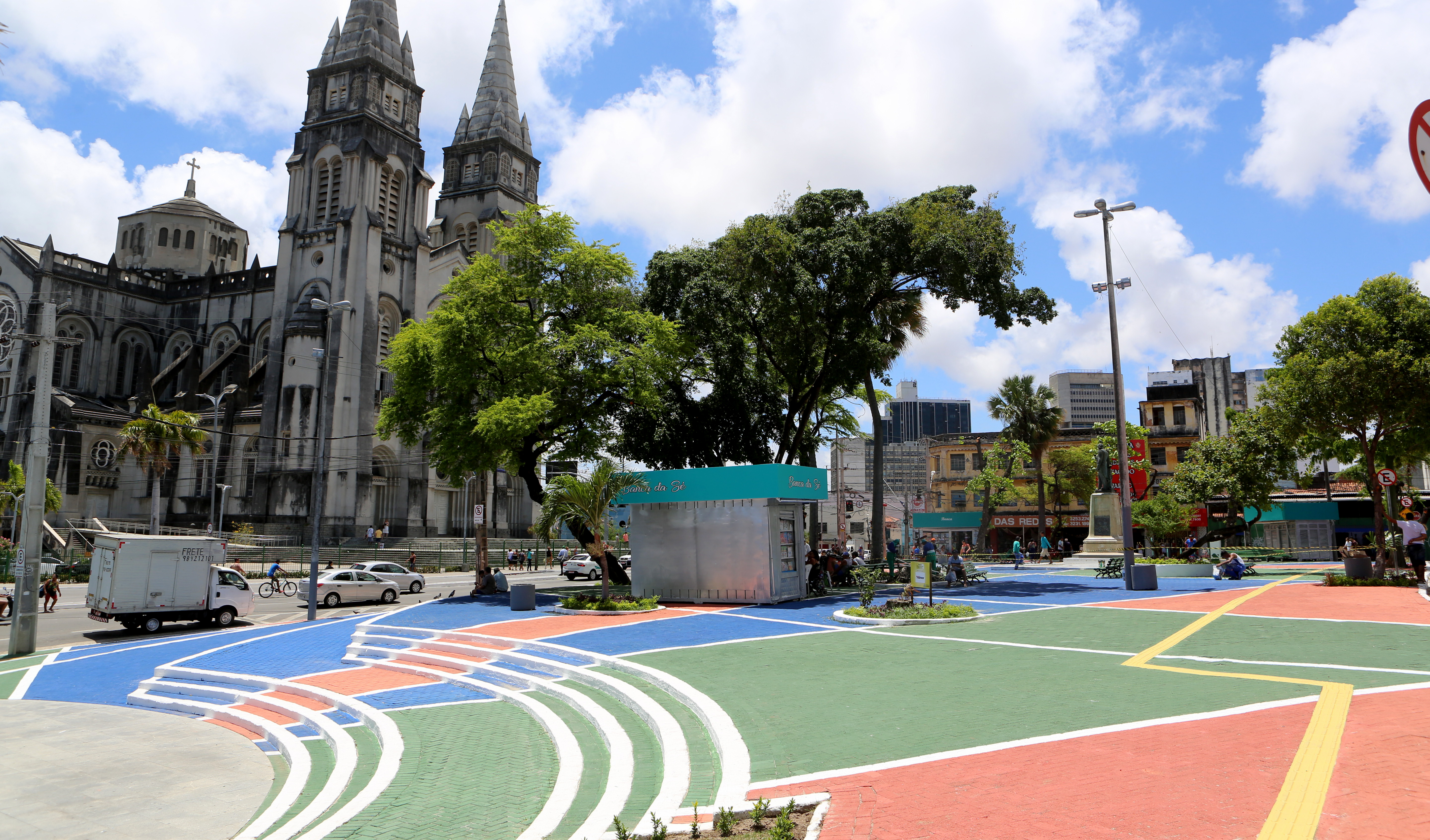 foto panorâmica da praça da sé, mostrando detalhes como bancos e plantas